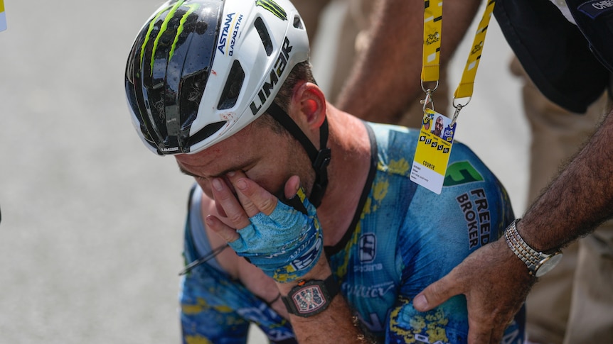 Mark Cavendish covers his eyes