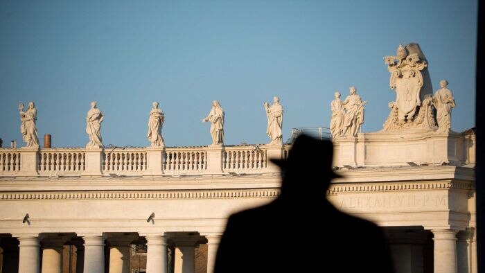 siluet orang bertopi di Vatikan
