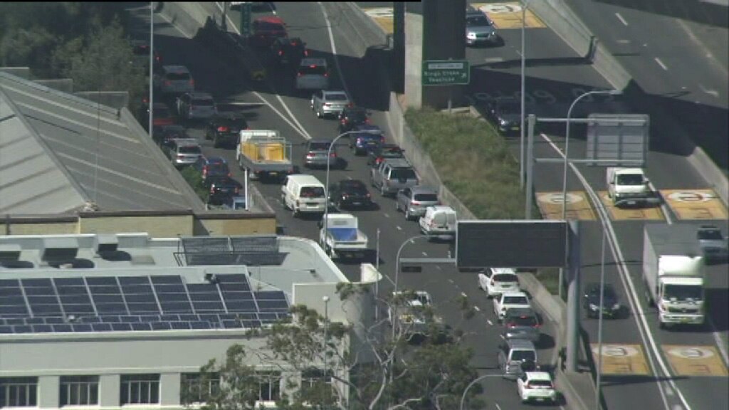 Truck stuck in Sydney's Eastern Distributor tunnel ABC News