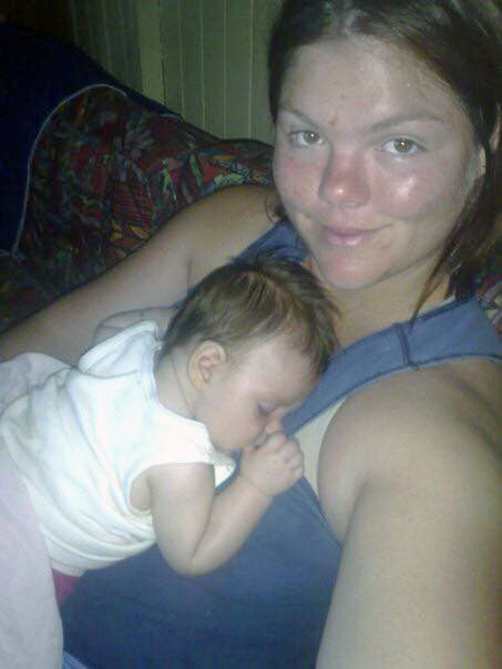 Carleon Russell 和她的婴儿 Verity 在她胸前熟睡。