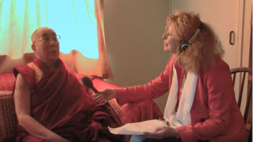 Kohn interviewing Dalai Lama.