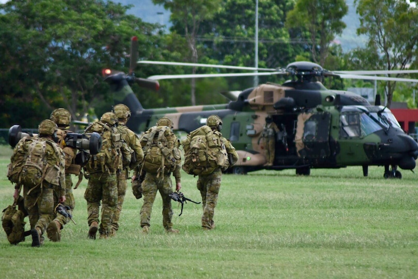 5RAR troops walk towards a helicopter.