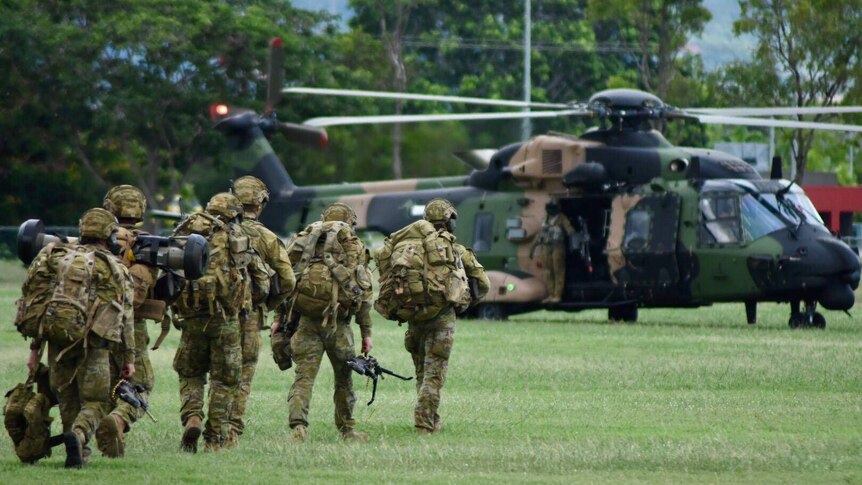 5RAR troops walk towards a helicopter.