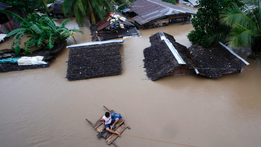 Super typhoon victims flee again as rains flood Philippines