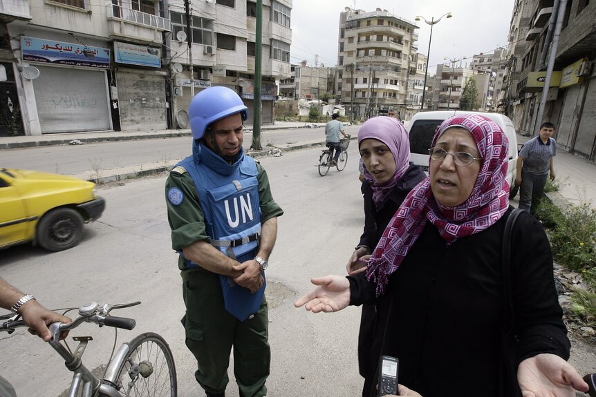 UN observers speak to Syrians