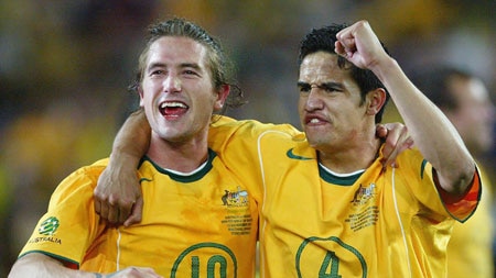 Socceroos Harry Kewell (l) and Tim Cahill celebrate qualifying for the 2006 World Cup finals.
