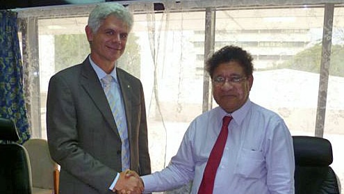 Australian High Commissioner Ian Kemish (L) signed the MOU with PNG foreign affairs minister Ano Pala.