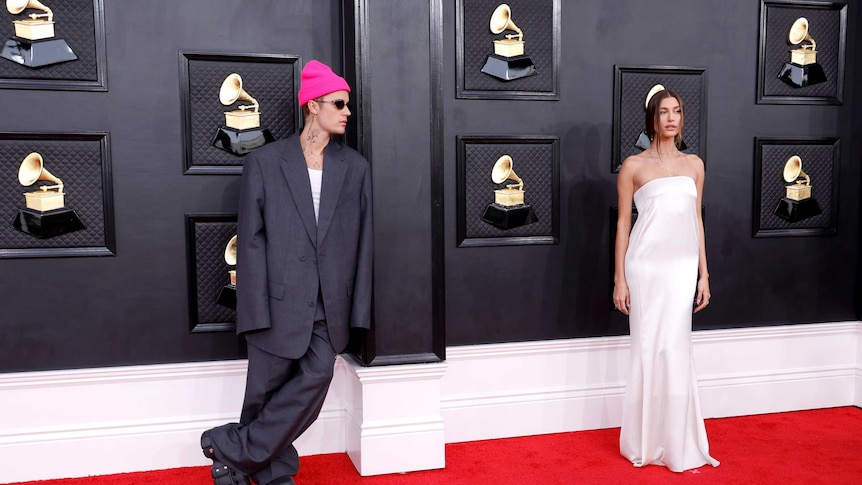 Justin Bieber in large grey suit at the 2022 Grammy awards wife wife