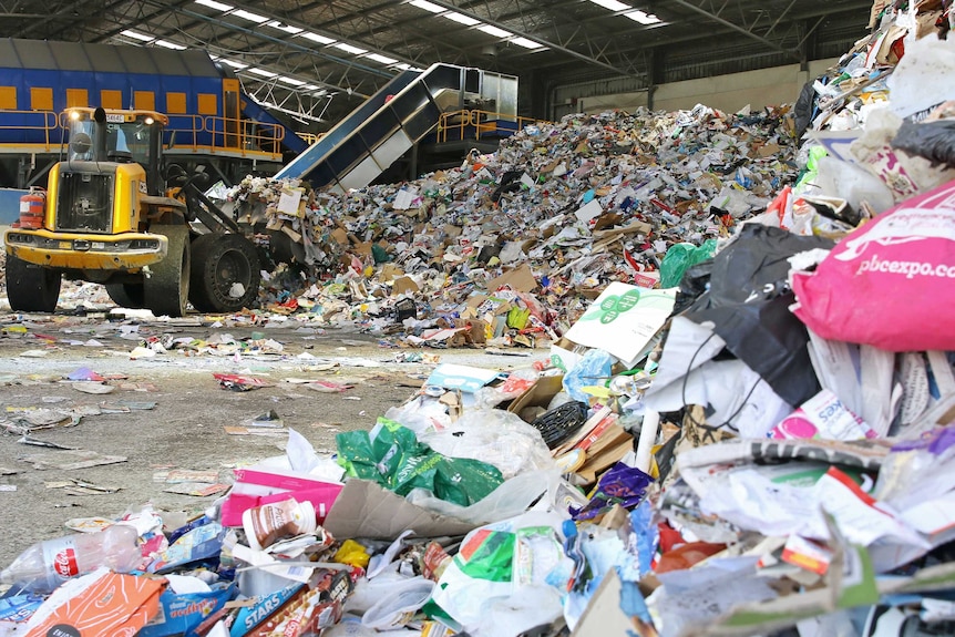 一辆拖拉机在勒·格鲁普集团休姆区垃圾处理场将可回收材料分拣出来。