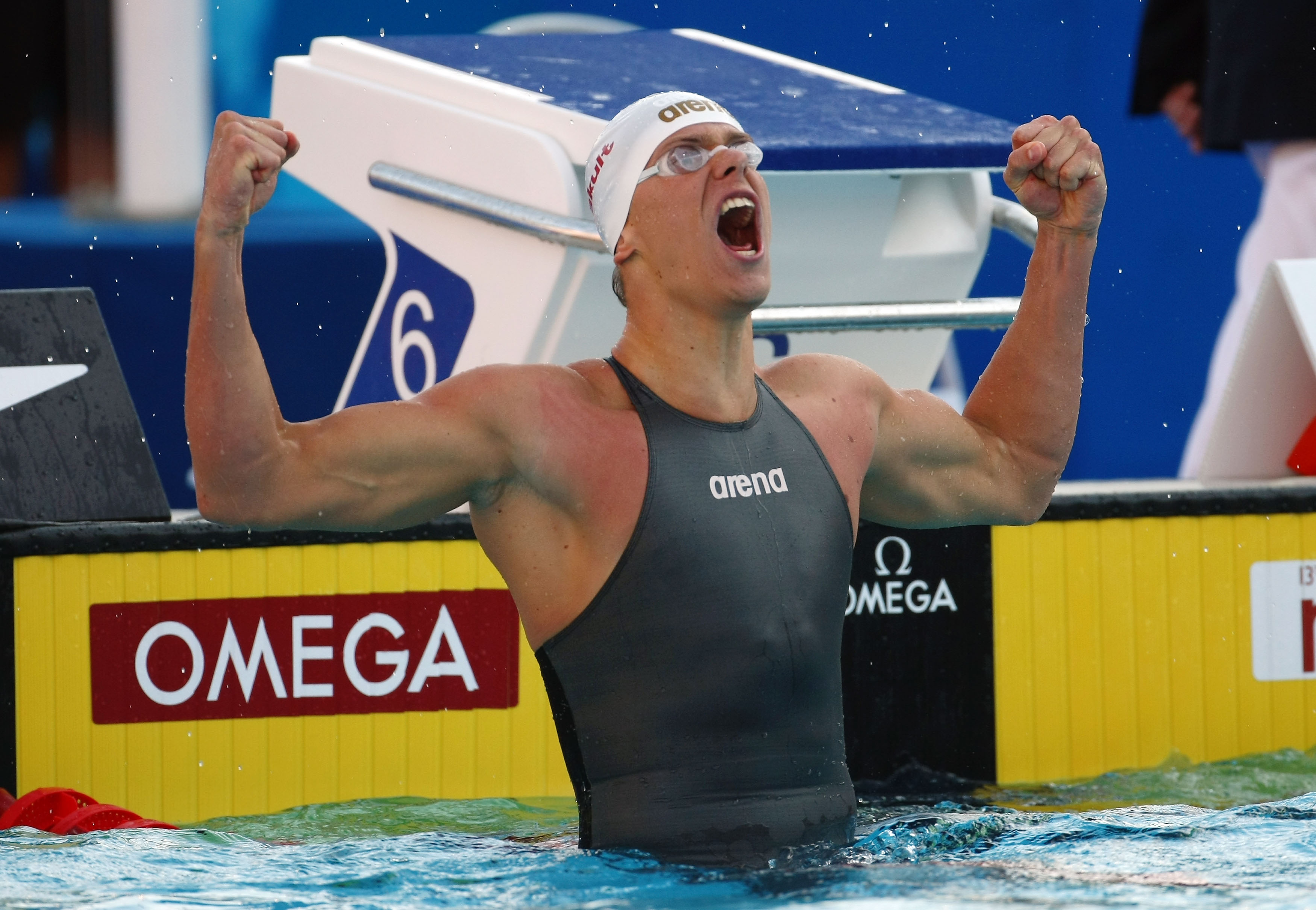O nadador César Cielo comemora vestindo um maiô que envolve o tronco.