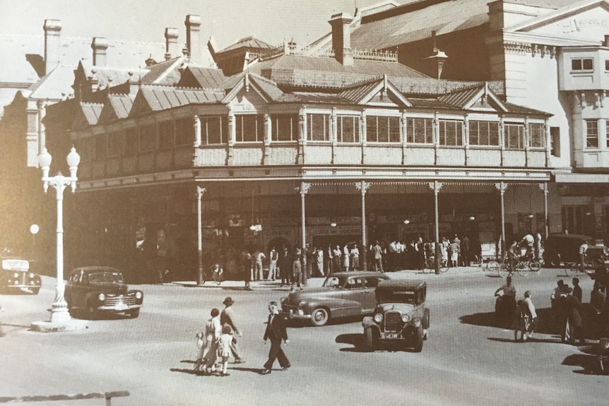 The corner of Howick and William Streets, Bathurst, in 1948 with an electric lamp post at the left.