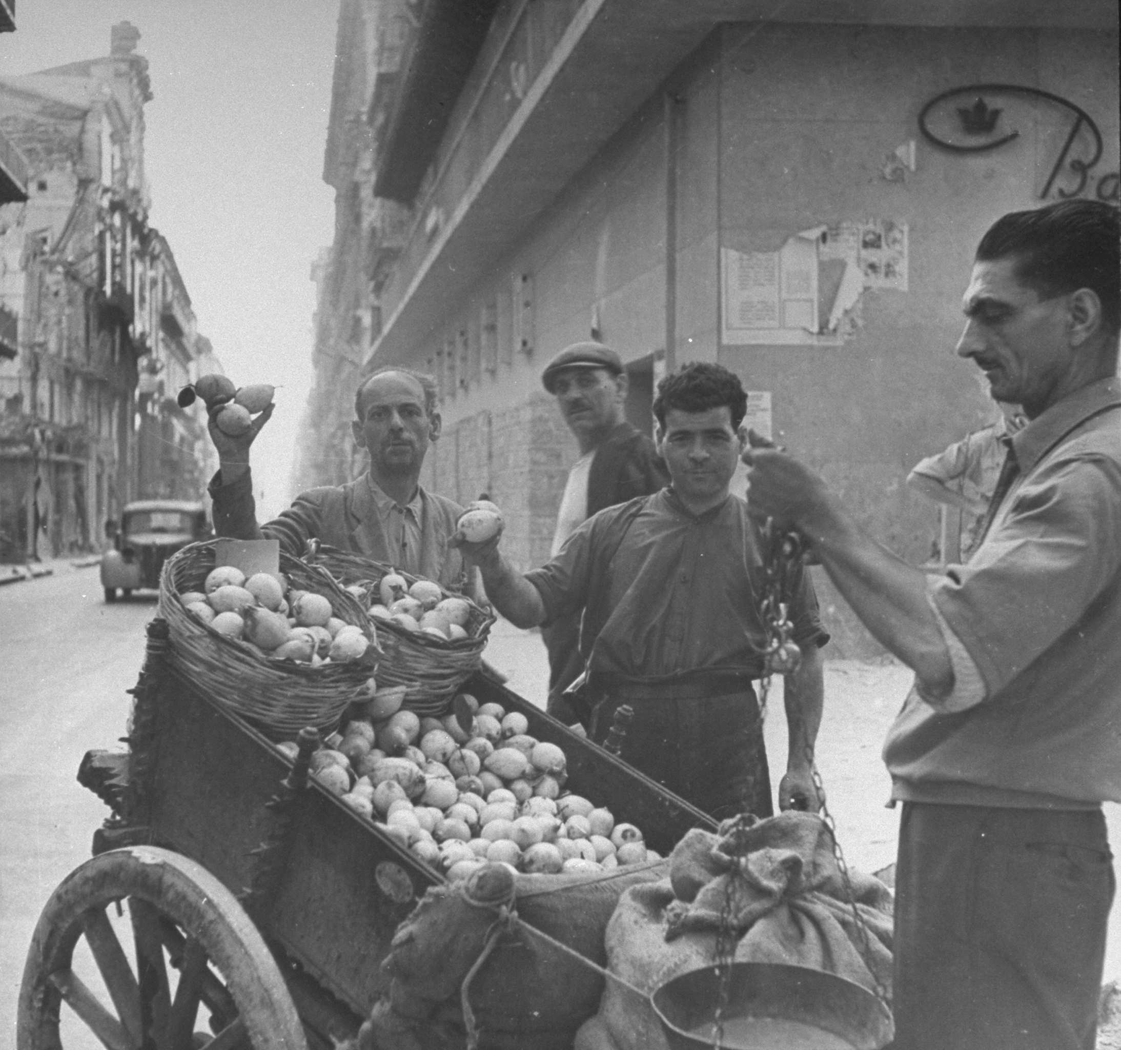 Black and white photo of lemon vendors in 1943