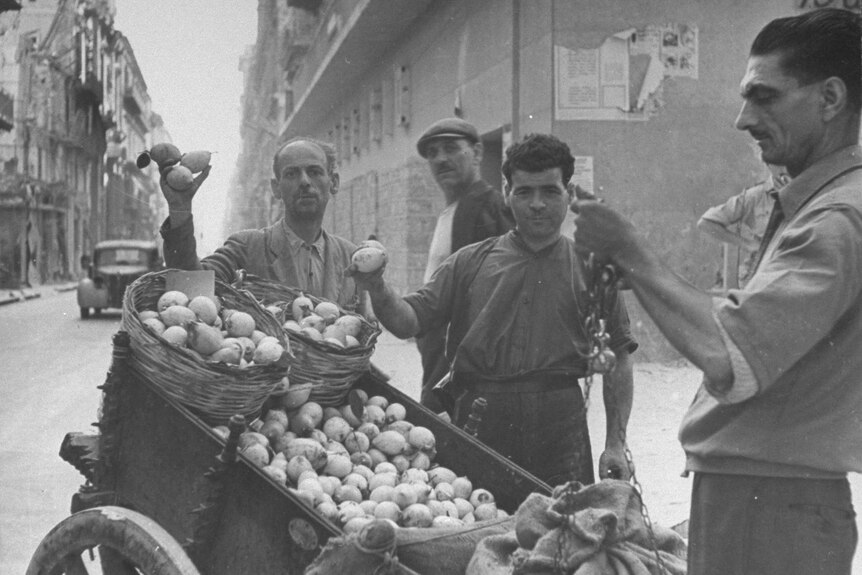 Black and white photo of lemon vendors in 1943