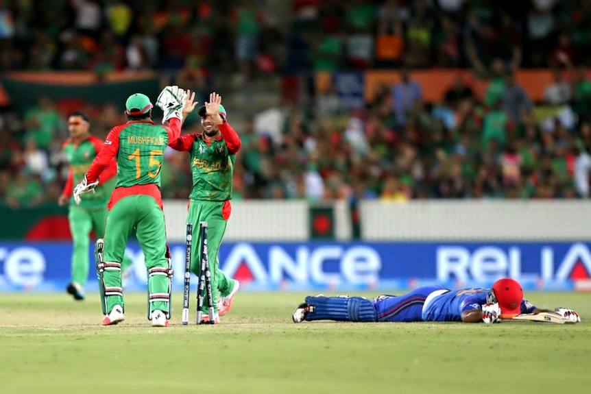 Bangladesh celebrates the run out of Samiullah Shenwari