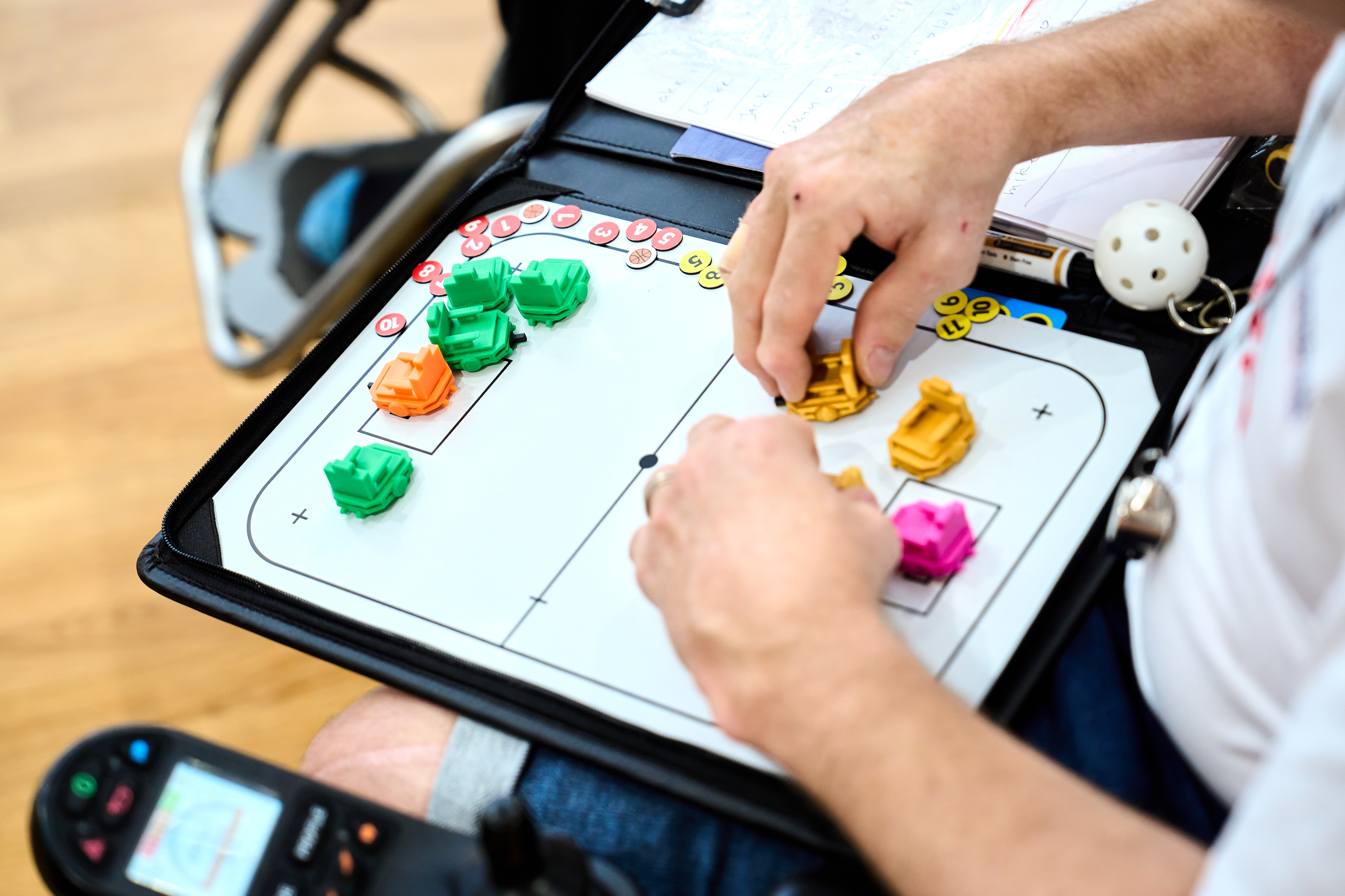 Maquete de quadro branco de campo de hóquei com minifiguras de jogadores para elaboração de estratégias