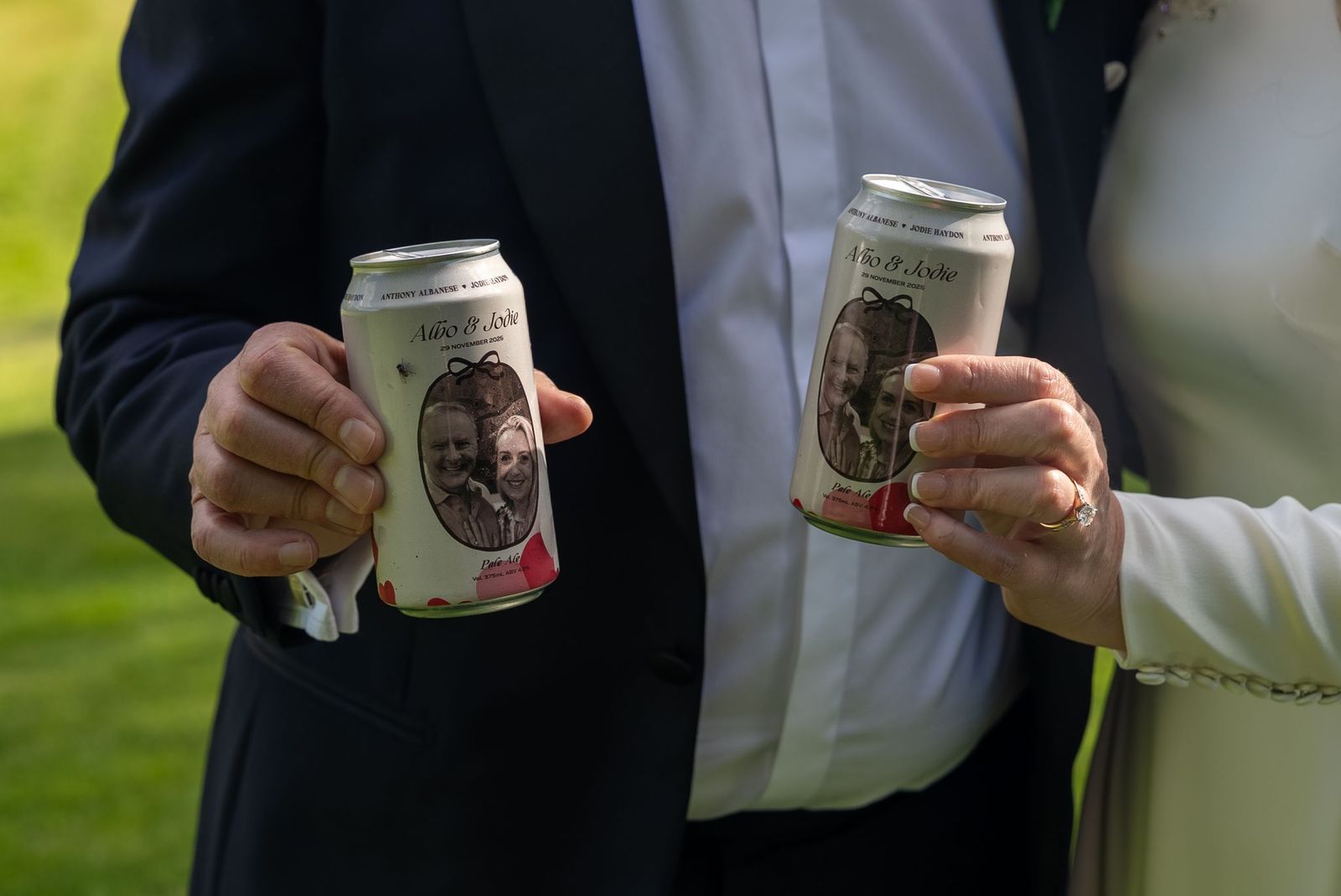 Dos latas de cerveza personalizadas para la boda del Primer Ministro Anthony Albanese y su esposa Jodie Haydon. 