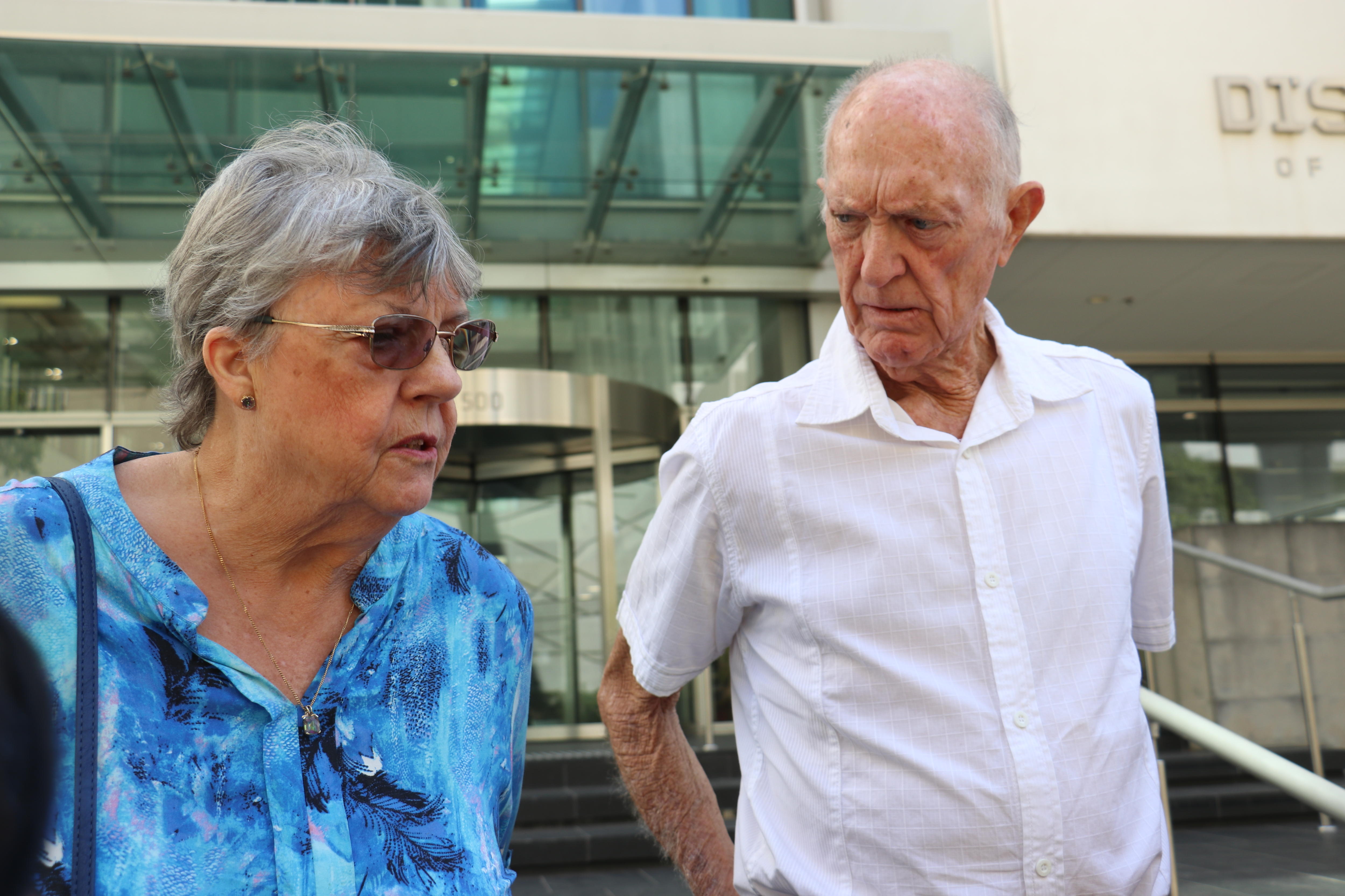 Sue y Gary hablan fuera del tribunal y parecen angustiados.