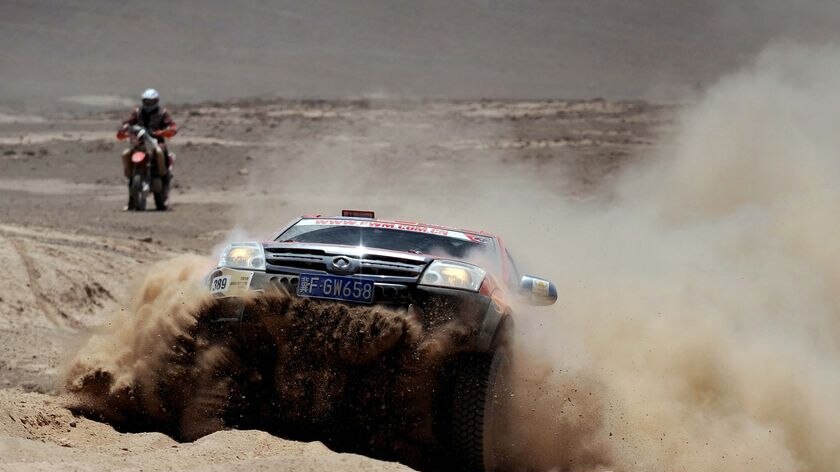 China's Yong Zhou steers his Great Wall Hover through the sand during stage five.