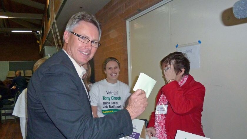 Tony Crook casts his vote in O'Connor electorate in 2007