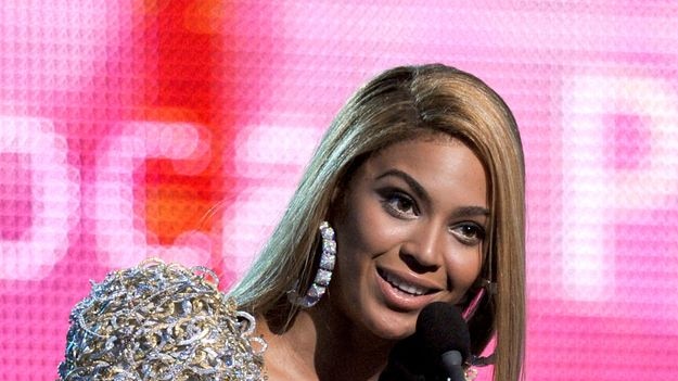 Beyonce accepts a Grammy