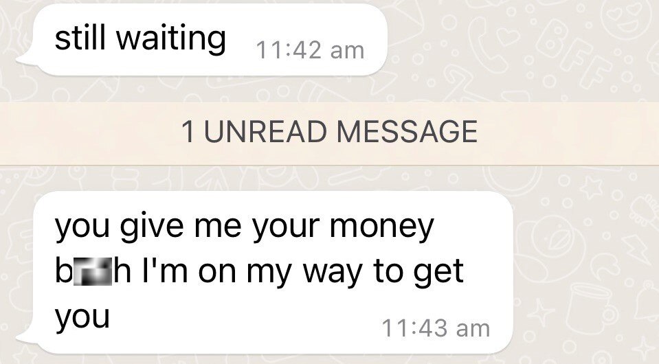 Una captura de pantalla de una serie de mensajes de un estafador, que utiliza lenguaje amenazador en un intento de conseguir dinero. 