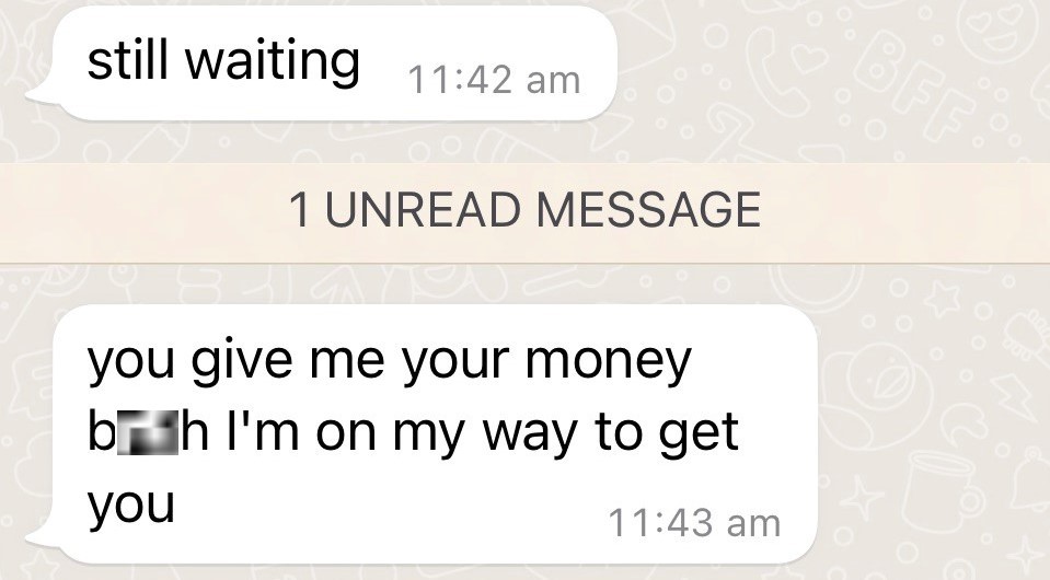 Una captura de pantalla de una serie de mensajes de un estafador, que utiliza lenguaje amenazador en un intento de conseguir dinero. 
