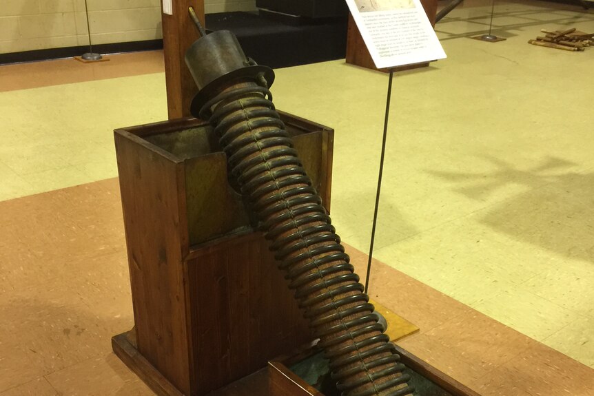 A wooden model of da Vincis' take on Archimedes' screw