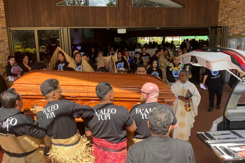Pemakaman Fa'aleo Tupi dengan peti mati ditempatkan di dalam mobil