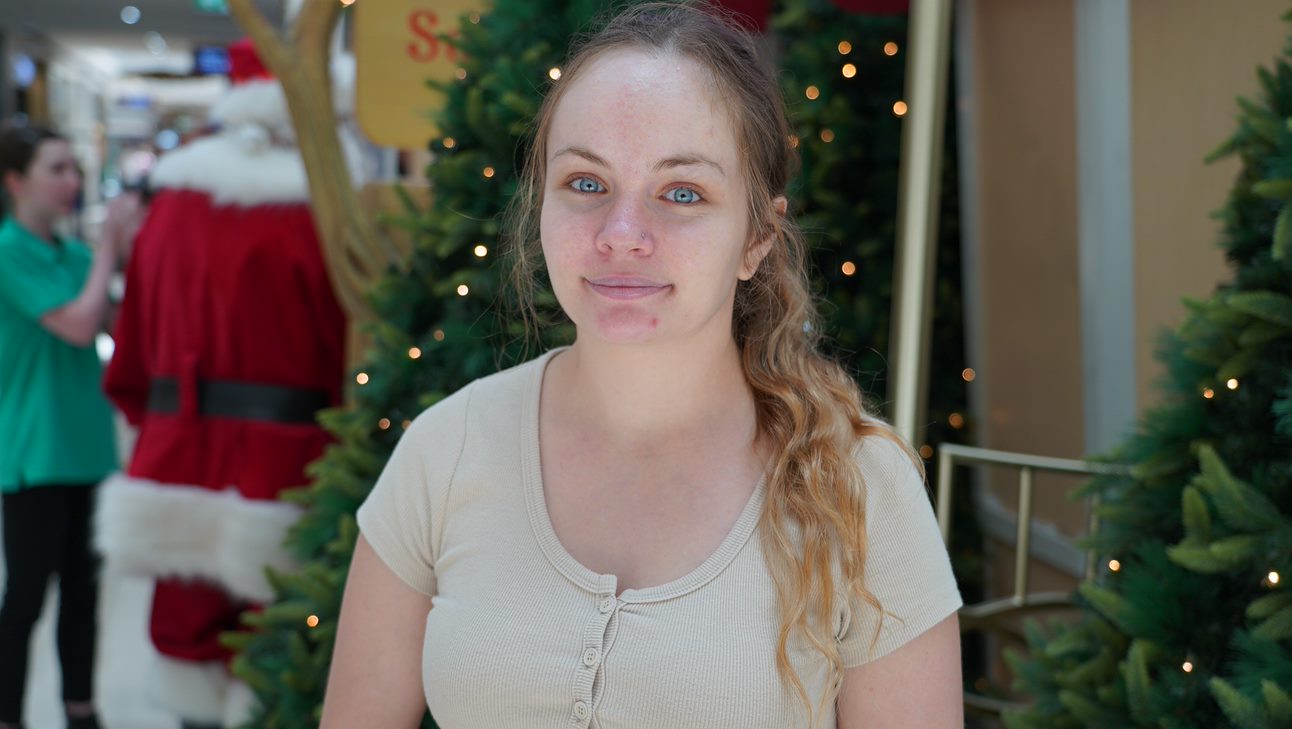 With $50 left at the end of each week, Kelsey can only afford to buy for one person this Christmas 