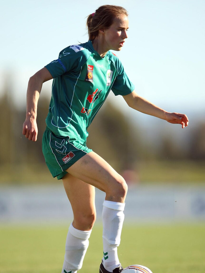 Ellyse Perry will have to leave Canberra United is she wants to continue her soccer-cricket double act.
