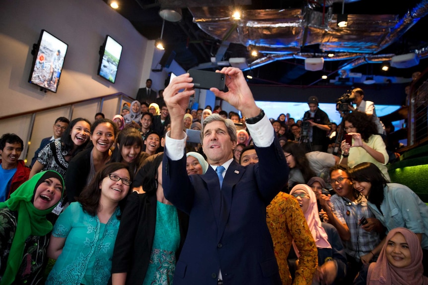 John Kerry with group students in Jakarta