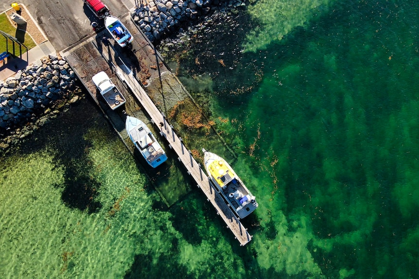 Vue aérienne des eaux vertes entourant la jetée de Denham