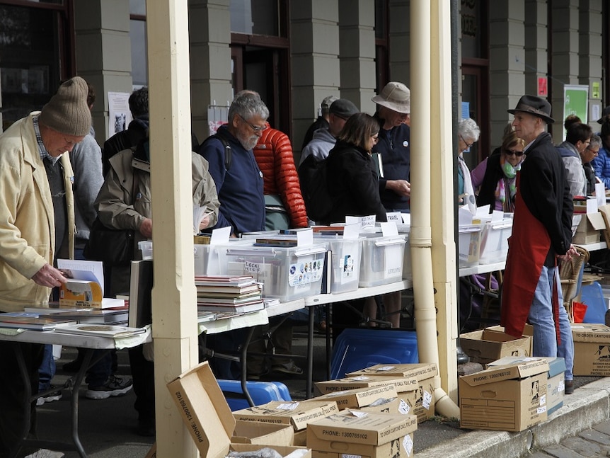 Second-hand book lovers