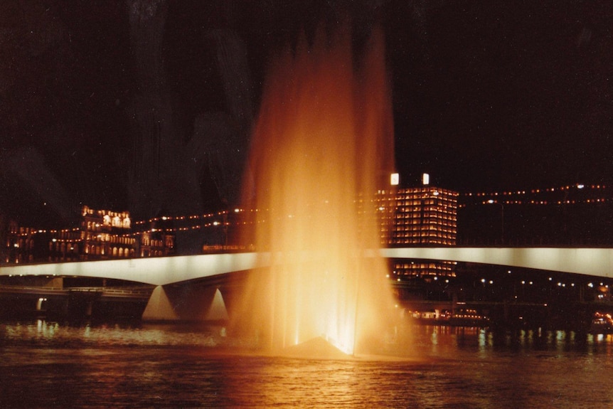 The Silver Jubilee Fountain in the Brisbane River in 1980.