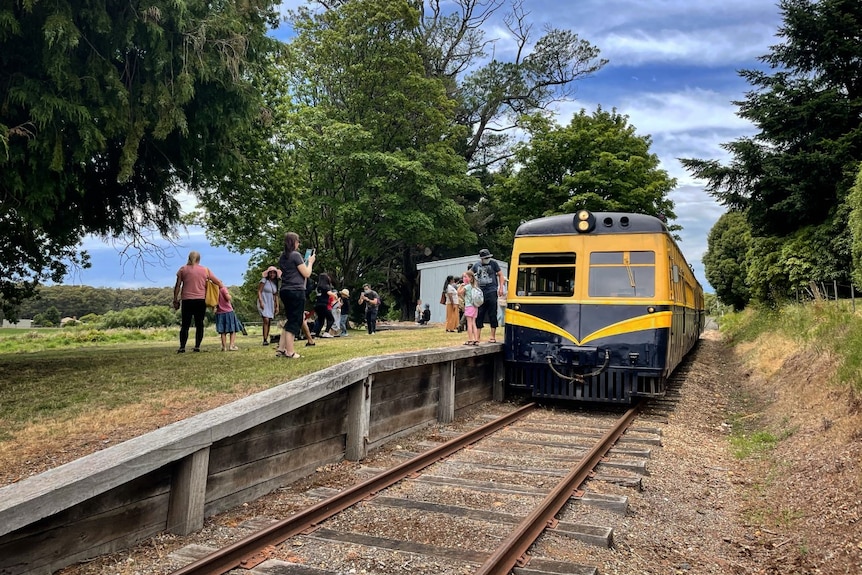 Passagers à bord du train sur la ligne de chemin de fer de Daylesford Spa Country 