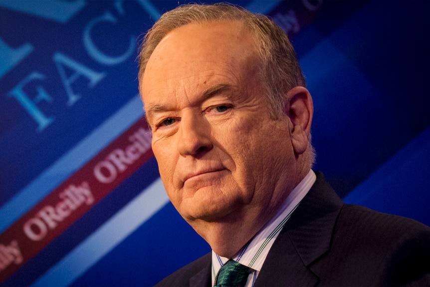 El ex presentador de Fox News, Bill O'Reilly, posa en su estudio en 2015.