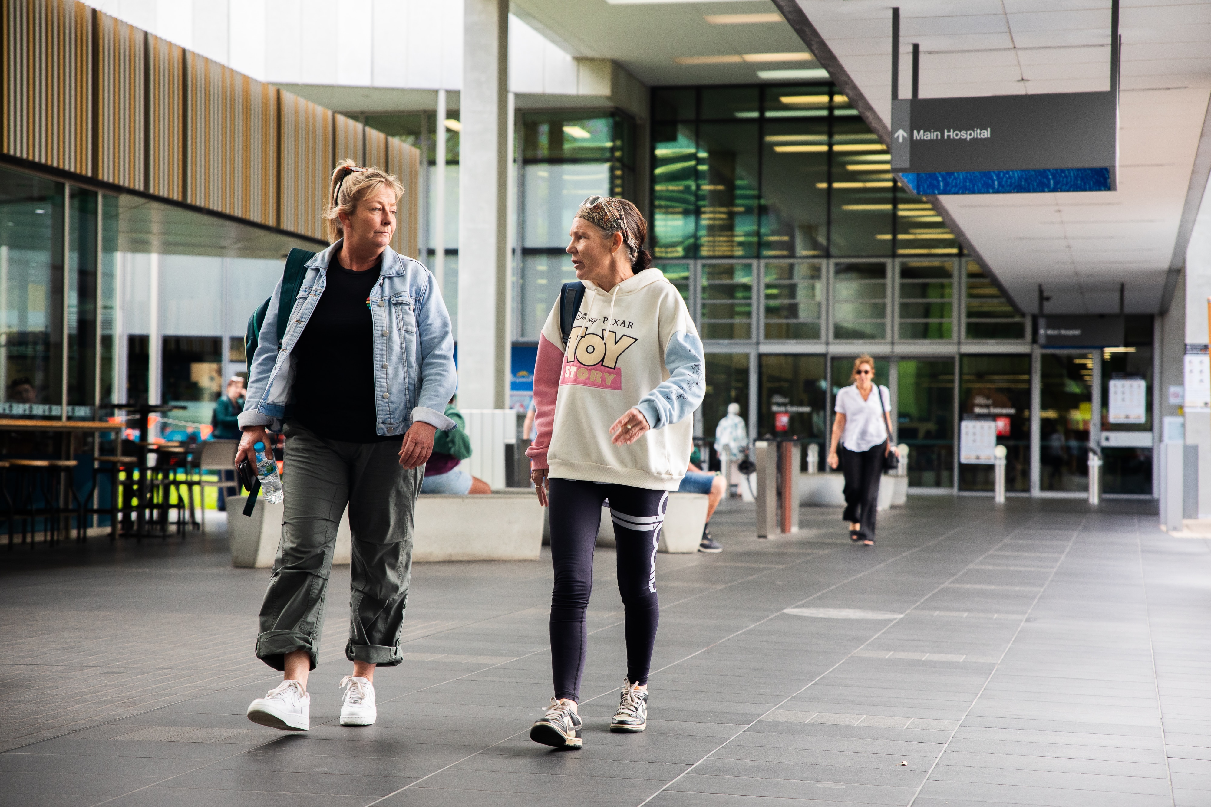Rebecca Hendrix e outra mulher saem de um prédio.