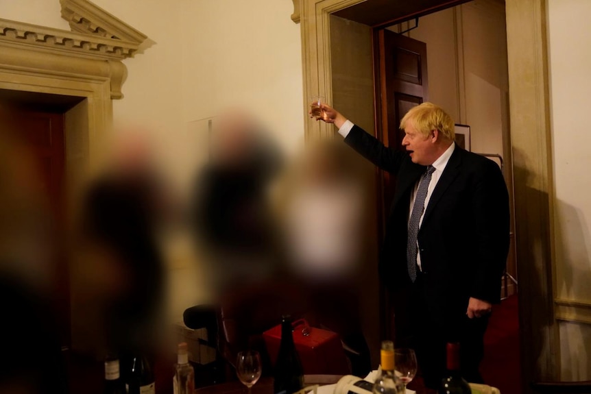 Premier Boris Johnson pije toast podczas imprezy na Downing Street.