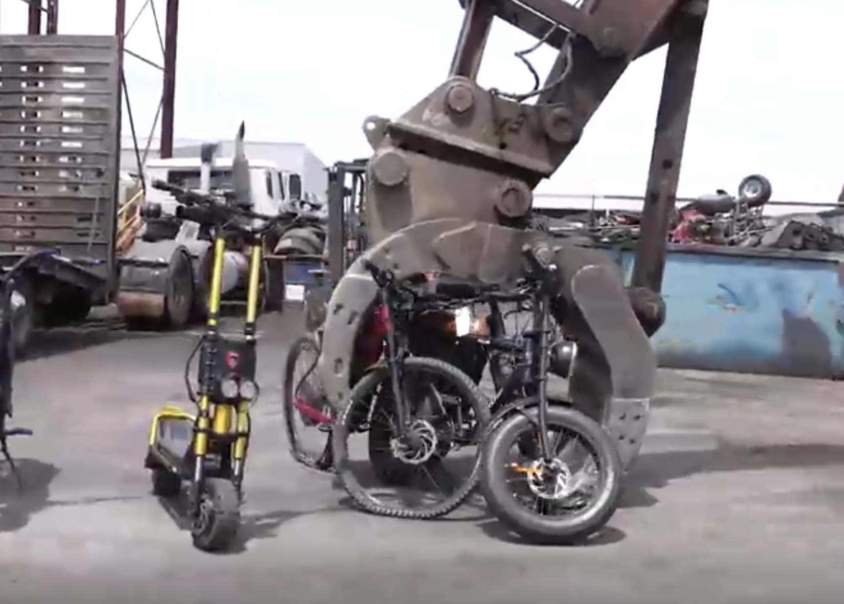 Las bicicletas eléctricas están siendo aplastadas por maquinaria pesada.