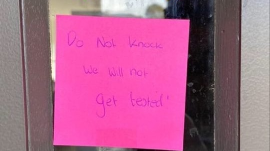 Warga yang menolak didatangi petugas menempelkan pesan di pintu rumah mereka di Melbourne.