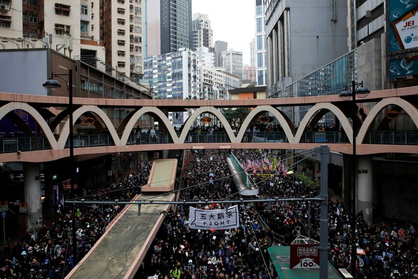 成千上万名抗议者涌上街头，让外界听到他们的诉求。