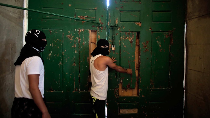 Masked Palestinians secure door to al-Aqsa mosque