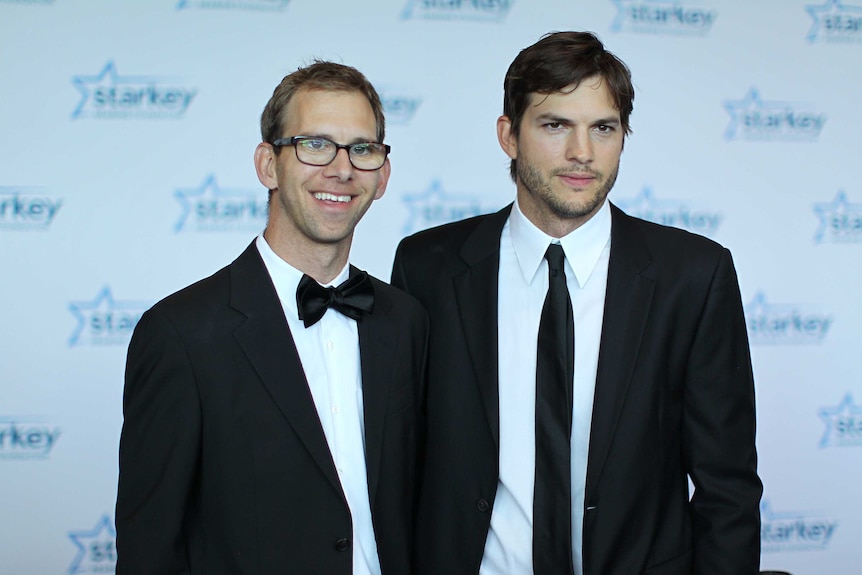 Ashton Kutcher and fraternal twin Michael on the red carpet.