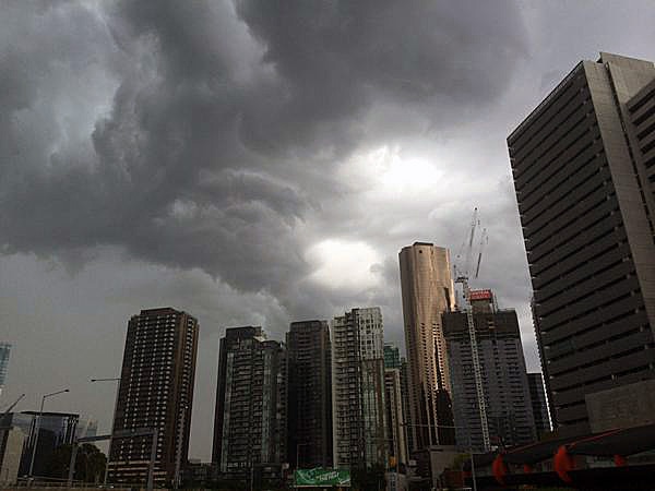 Victoria's chief health officer warns of Saturday thunderstorm asthma risk - ABC News & Headlines – Australian Broadcasting Corporation