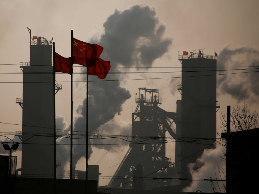 Cinese bandiere nazionali sventolano vicino a un mulino di acciaio a Wu'an, nella provincia di Hebei, Cina,