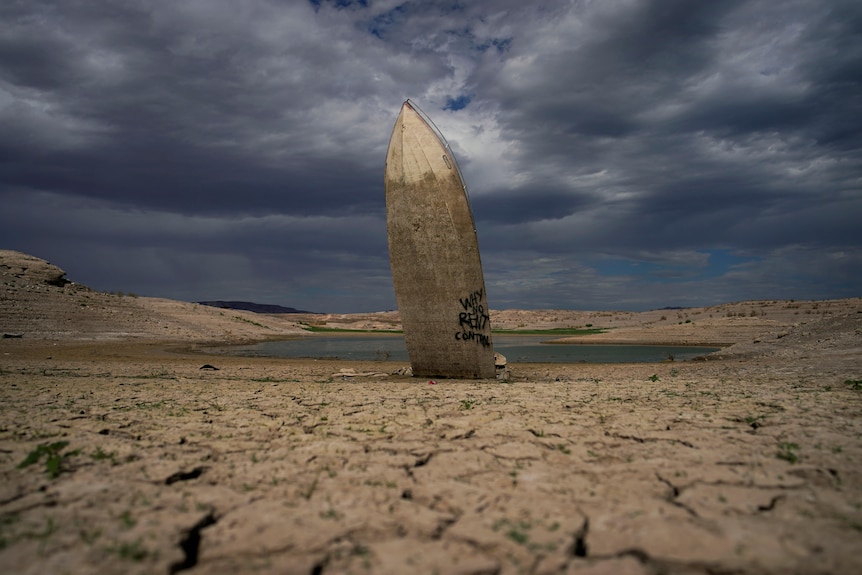 Lo scafo della barca si trova dritto sul fondo del lago.  3/4 della barca è buia perché era stata sommersa prima. 