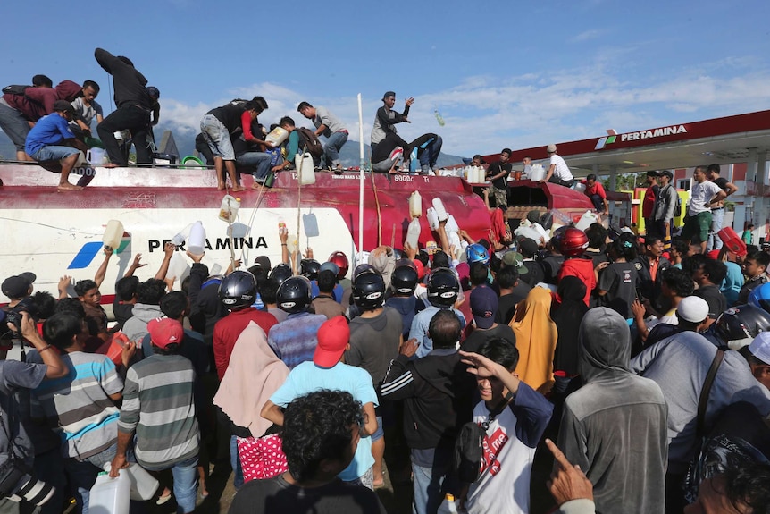 People swarmed a fuel tanker in a gas station