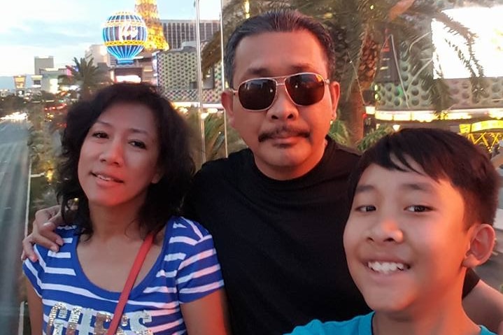 Haris Simangunsong poses for a selfie with his wife and son.