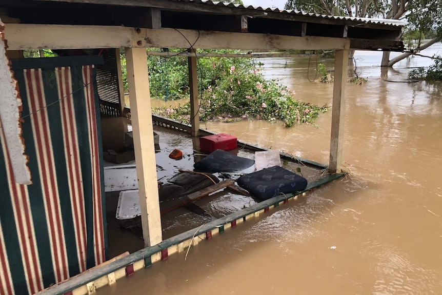 Les eaux de crue atteignant le balcon d'une maison.