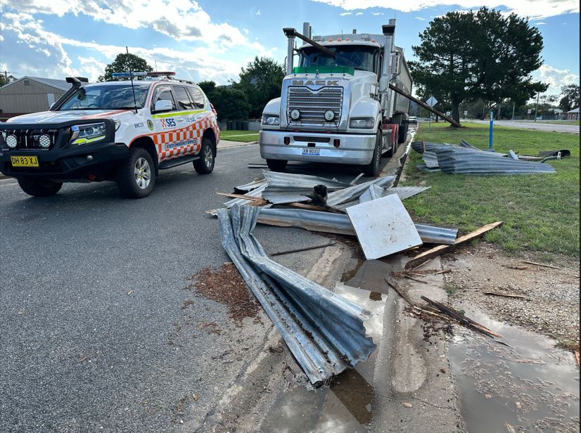 Un SES 4WD junto a un camión con un gran poste atravesando el parabrisas y restos de metal en primer plano.